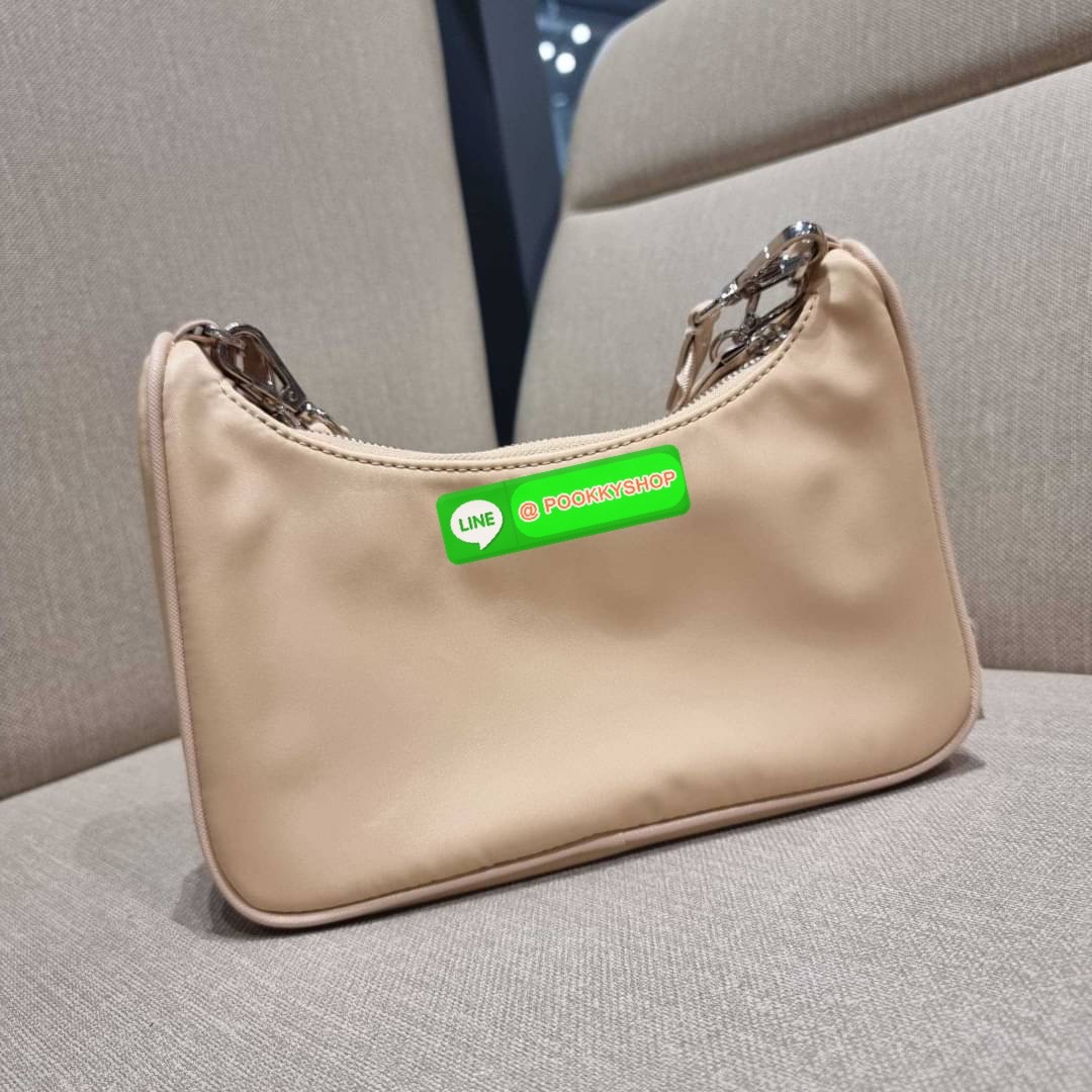 PRADA RE-EDITION 2005 RE-NYLON SHOULDER BAG ไอเท็มสุดปัง ที่ฮิตตลอดกาลไม่ว่าจะปีไหนๆ จัดให้ครบทั้งสีขายดีและสีใหม่ล่าสุด ที่สายคุณหนูห้ามพลาด!! กับกระเป๋าสะพายทรงคลาสสิค เหมาะเป็น everyday bag มากๆ วัสดุผ้าไนล่อนคุณภาพ พร้อมใบลูก ไว้ใส่เหรียญ ใส่กุญแจได้ส