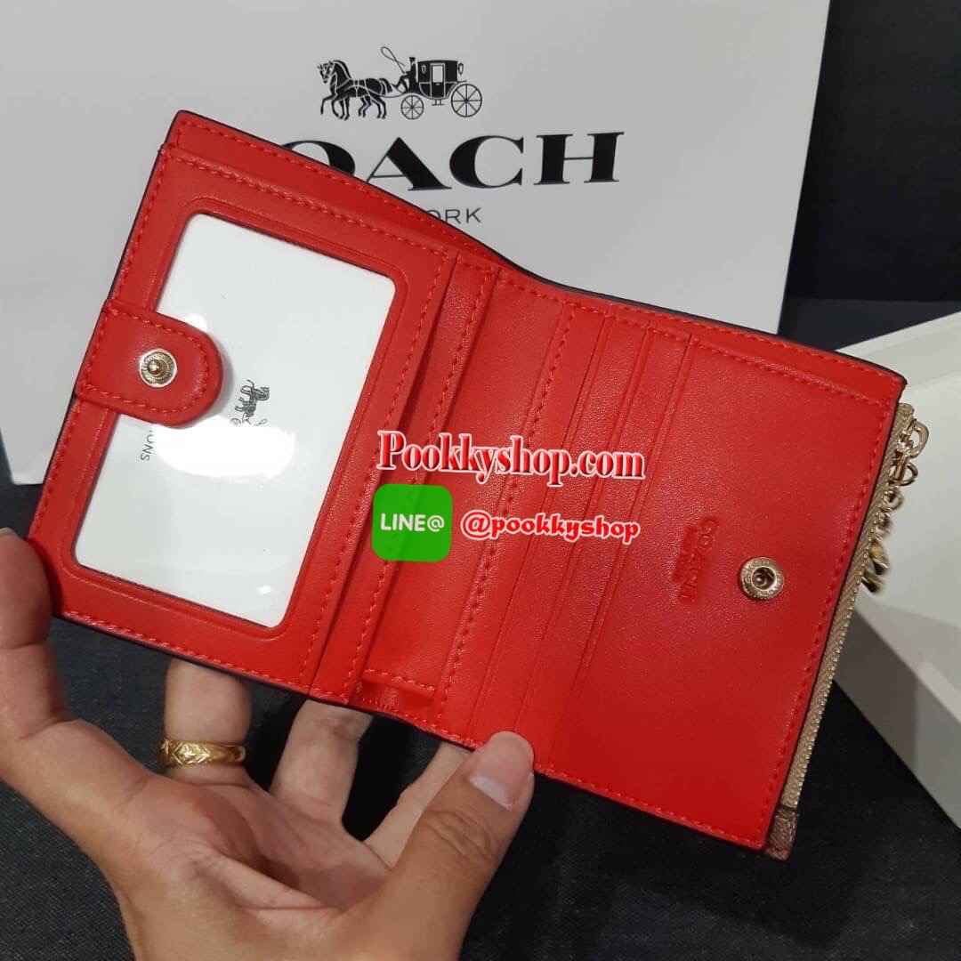 COACH 91058 SNAP CARD CASE WITH CRAYON HEARTS PRINT กระเป๋าสตางค์เก็บบัตร ลายปริ้นท์หัวใจเพ้นท์ ♥️ น่ารักน่าใช้ วัสดุหนังแคนวาสเคลือบ เปิด-ปิดด้วยกระดุม ภายในมีช่องใส่บัตร และใส่ธนบัตรได้ พร้อมช่องซิปแยกใส่เหรียญได้อีก พกพาง่าย สะดวก ไม่กินพื้นที่ก