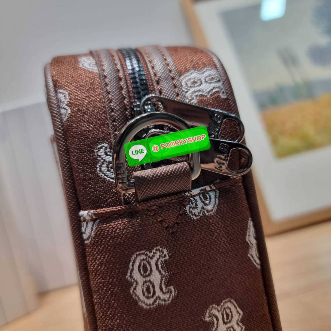 MLB JACQUARD MONOGRAM CROSSBODY BAG ฉุดไม่อยู่ ดาเมจแรงมาก!! กับกระเป๋าครอสบอดี้ ที่สายเกาต้องมี!! ดีไซน์ลวดลายโมโนแกรมเอกลักษณ์ ลงบนผ้า jacquard ได้อย่างลงตัวและสวยงาม เปิด-ปิดด้วยซิป ภายในโล่งกว้าง จุของสบายๆ มาพร้อมใบลูก และสายสะพายข้าง ให้ความคล่องตัว