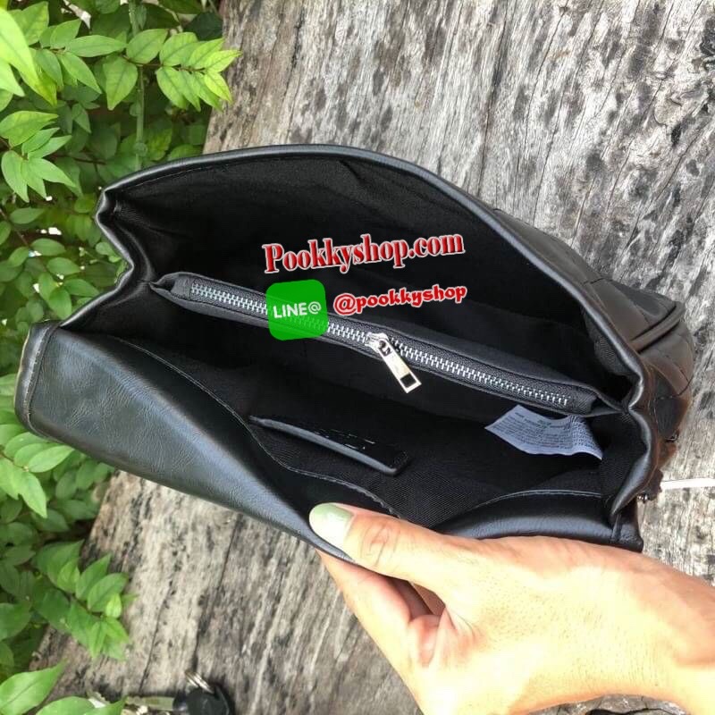 ZARA SOLF ROCK SHOULDER BAG Outlet กระเป๋าสะพายข้างทรงเก๋ เดินด้ายทั้งใบ แต่งโซ่คล้องมาที่ด้านหน้า เปิดปิดแบบกระดุมแม่เหล็ก ก้านในมี 3 ช่องใหญ่ เป็นช่องซิปกลางรุ่นนี้จุของได้เยอะเลยครับ ใส่ iPad mini ได้สบายๆ สายสะพายจะทำเป็นสายคู่สะพายไหล่ หรือ ทำเป็นสาย