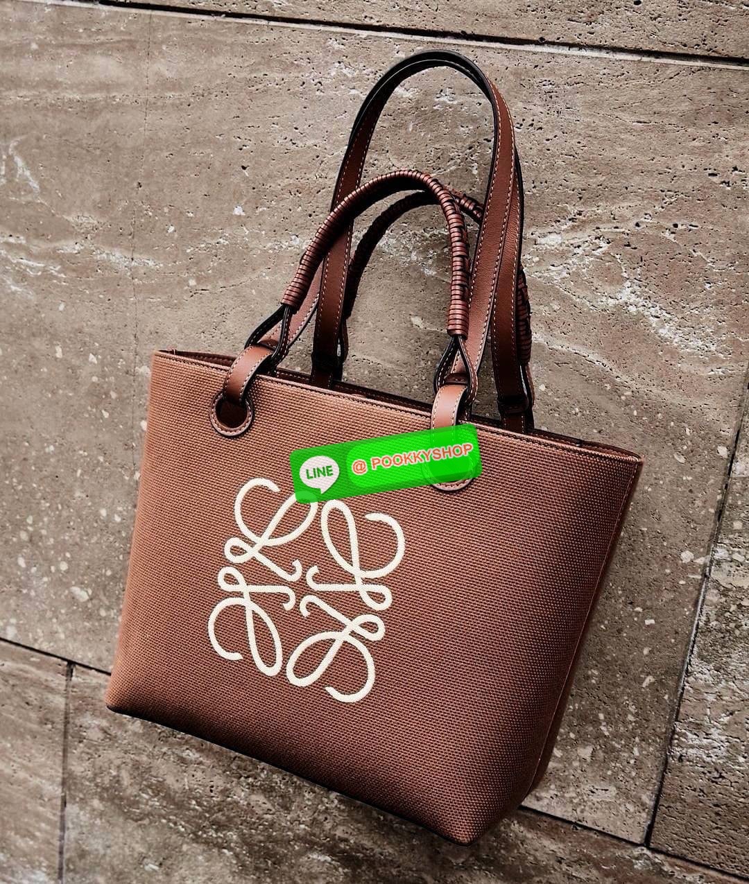 ✴️พร้อมส่งสีใหม่!✴️LOEWE HANDLE & SHOULDER BAG VIP GIFT WITH PURCHASE (GWP) กระเป๋าหนังแท้พรีเมี่ยมกิ๊ฟ Limited จาก LOEWE PERFUME DUTYFREE รุ่น Rare items สุดๆวัสดุหนังแท้ Lambskin แบบนิ่มเทคเจอร์สวยดีไซน์สุดหรูคงเอกลักษณ์แบรนด์ ภายในโล่งกว้
