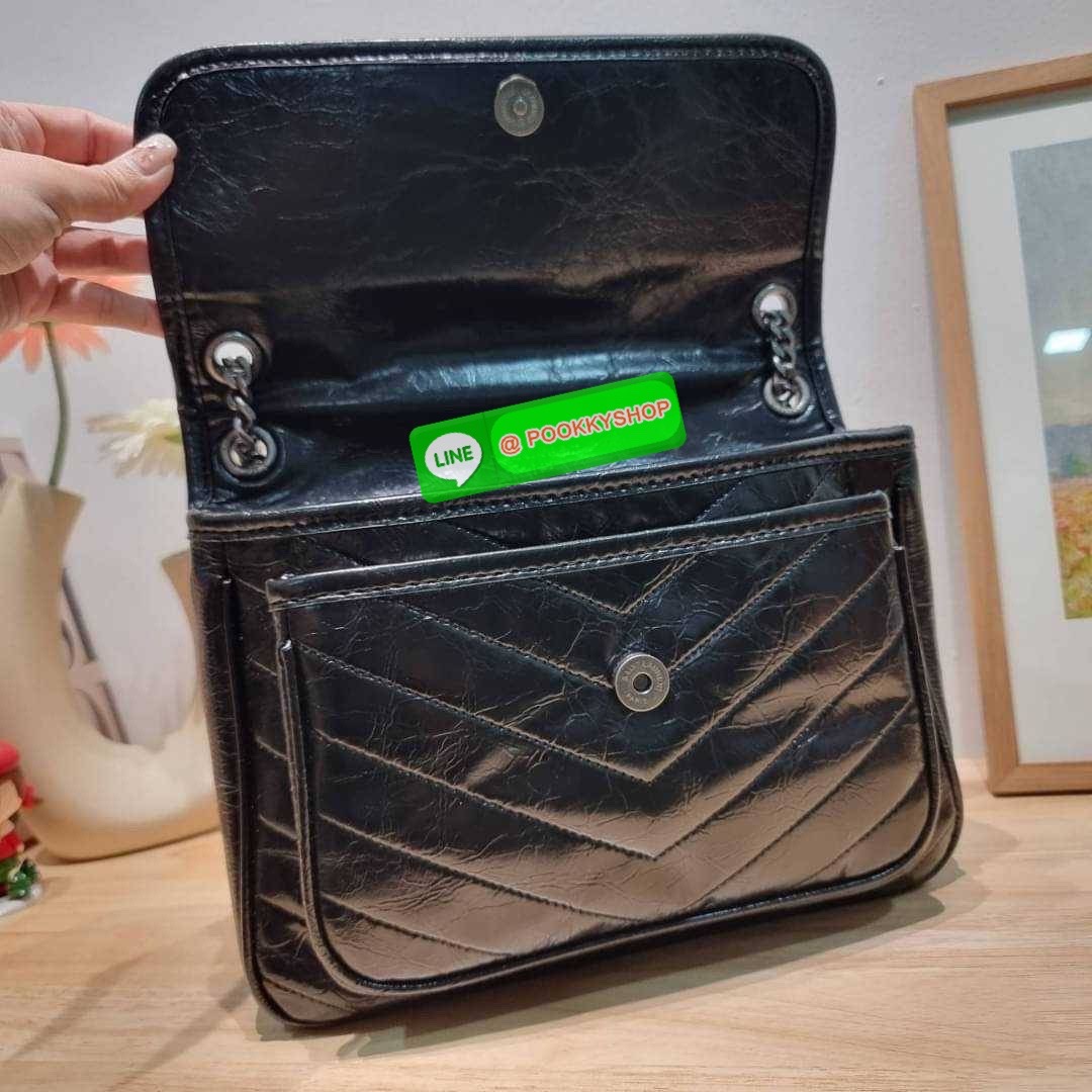 Yves Saint laurent shoulder bag with gwp กระเป๋าสะพายพรีเมี่ยมกิ๊ฟ จากเคาน์เตอร์ vip dutyfree ทรงคลาสสิค สุดฮอต ที่ใครๆก็ต้องมีใช้ ดีไซน์เรียบหรู วัสดุหนังแกะสัมผัสดี ใช้งานง่ายเพียงแค่เปิด-ปิดด้วยกระดุมแม่เหล็ก ภายในโล่งกว้าง จุของได้เลยสบายๆ กระเป๋าสตาง