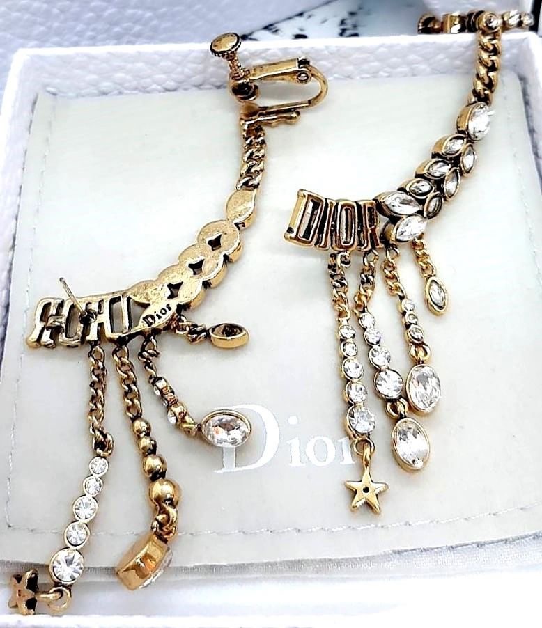 Dior Earring Brand ตัวเรือนสีทองประดับเพชร งานสแตมป์แบรนด์นะคะ ใส่ไล่ใบหู สวยเริ่ดที่สุดดด ใส่เทียบแท้ มากี่รอบก็หมดเกลี้ยงเลยค่ะ งานสวย รีบ ๆ เลยนะคะ ช้าหมด อดใส่นะคะ ใส่ออกมาสวยเก๋ที่สุดค่ะ ก้านเงินแท้ 💯%