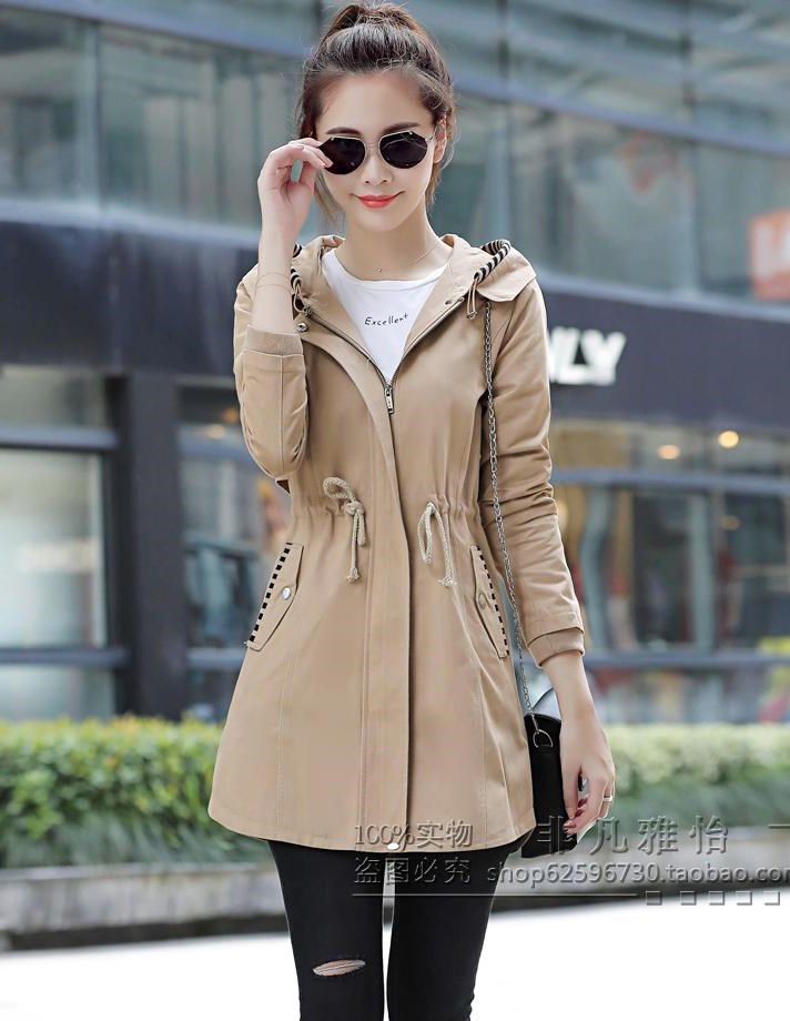 เสื้อโค้ทแฟชั่นนำเข้า : เสื้อกันหนาว เสื้อโค้ท พร้อมส่ง สีกากี ตัวยาวคลุมสะโพก เนื้อผ้าดีมากๆเลยค่ะ แบบมาใหม่ ปี2018 งานสวยเหมือนแบบเป๊ะ แต่งสายรูดช่วงเอวเก๋ กระเป๋า 2 ข้างใช้งานได้ เสื้อตัวนี้หน้าหนาวปีนี้พลาดไม่ได้เลยค่ะ