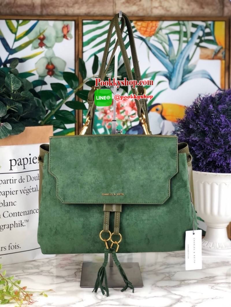 Charles & Keith Textured Tassel Shoulder Bag กระเป๋าเอนกประสงค์ ใช้ได้หลายแบบ! ตัวกระเป๋าแต่งด้านหน้าเป็นหนังกลับ-ช่วงด้านหลังเป็นหนังเรียบ (ยกเว้นสีครีม!! เป็นหนังเรียบทั้งใบ) มีพู่ห้อยด้านหน้าเก๋มาก เปิดปิดแบบกระดุมแม่เหล็ก ปรับทรงได้โดยการดึงหูรูดด้านห