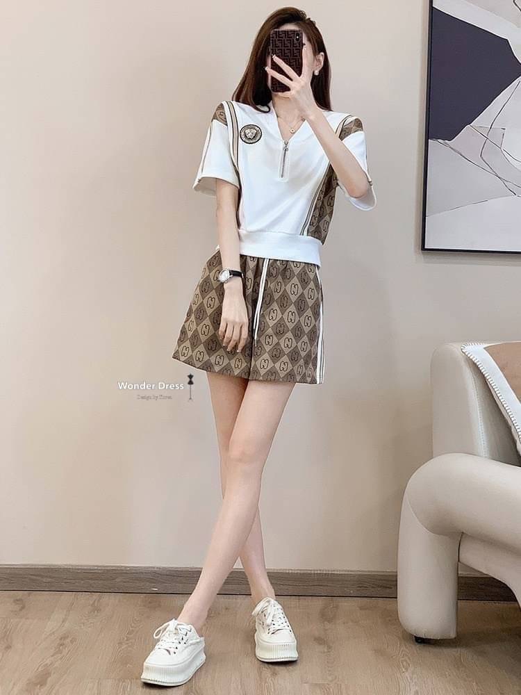 NEW ARRIVAL KOREA DESIGN BY WONDER DRESS สินค้าพร้อมส่ง เซทเสื้อยืดกับกางเกงขาสั้นลวดลายคลาสสิค ดีเทลเสื้อแขนสั้นสีขาวแต่งซิปช่วงหน้าอก จับคู่มากับกางเกงขาสั้นแต่งแทบข้าง งานน่ารักสวมใส่สบายคะ