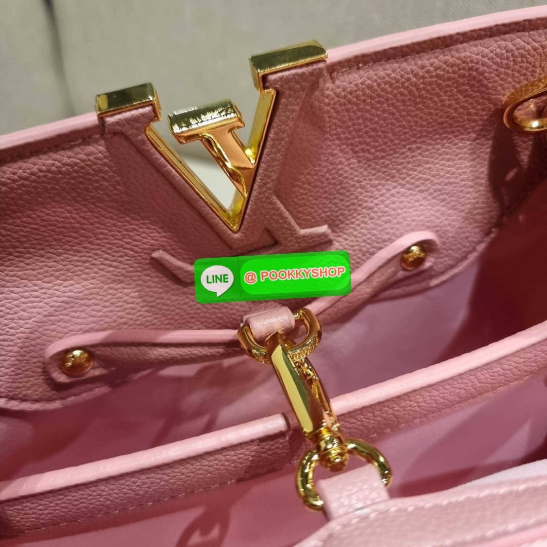 NEW IN!! LV capucines top handle วีไอพีพรีเมี่ยมกิ๊ฟจากเคาน์เตอร์ ที่สุดของความสวยในราคาเบาๆ กระเป๋าถือสุดหรู ดีไซน์ทรงคลาสสิค พร้อมลวดลายหรูหรา มาพร้อมหูจับในตัว ด้วยรูปทรงวินเทจและวัสดุหนังลูกวัว สัมผัสดี ขับผิว ทำให้ไอเท็มนี้สะกดทุกสายตาจริงๆ และยังมีล