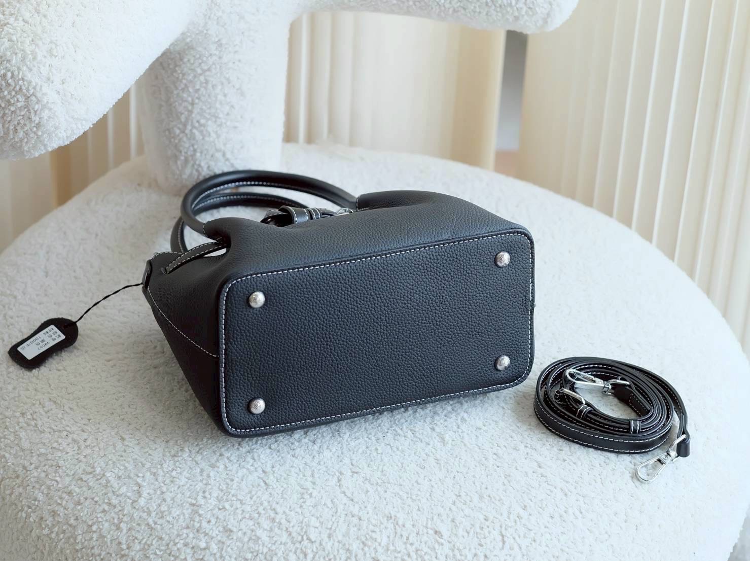 กระเป๋าหนังแท้ทรงtote งานหนังแท้💯 Genuine leather หนังลาย togo รักษาง่าย ใช้งานได้ยาวนาน ขนาดกำลังดี น้ำหนักเบา มีสายสะพายยาว หนังแท้มีความคงทนและสามารถใช้งานได้ยาวนาน เมื่อได้รับการดูแลที่ดี หนังจะมีความนุ่มและยืดหยุ่น แต่ยังคงแข็งแรง นอกจากนี้ ห