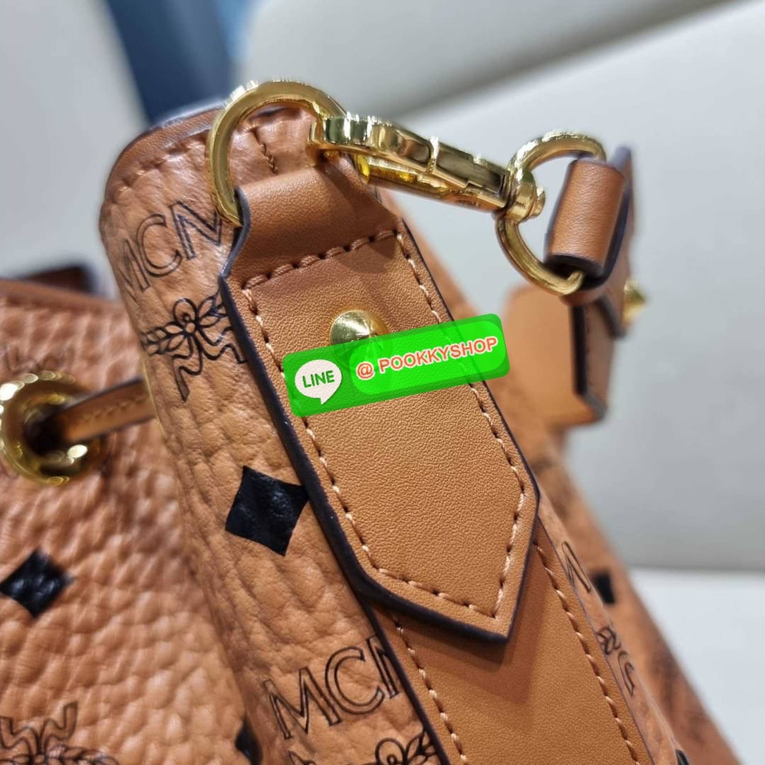 MCM MEDIUM ESSENTIAL DRAWSTRING BAG IN VISETOS กระเป๋าสะพายทรง bucket ไซส์ medium ใบใหญ่กำลังดี รูดเปิด-ปิดด้วยหนัง และยังมีกระดุมแม่เหล็กติดกันของหล่น พิเศษที่มีสายสะพายให้ 2 แบบ สายคล้องไหล่หรือถือได้ และสายสปอร์ตสะพายข้าง วัสดุหนังแคนวาสคุณภาพดี ภายในโ