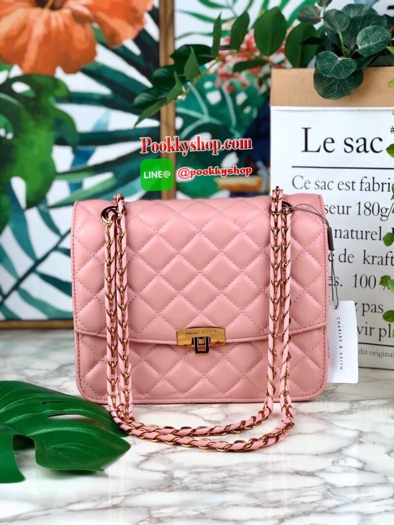 Charles & Keith Quilted Push Lock Bag กระเป๋าสะพายข้างวางอยู่ทรง ตัวกระเป๋าเป็นหนังผิวสัมผัสนุ่มมือ เดินลายตารางทั่วทั้งใบ ด้านหลังมีช่องพ็อกเก็ตใส่ของได้เล็กน้อย ด้านหน้าเปิดปิดแบบตัวล็อก ด้านในจุจุของได้เยอะ สามารถใส่ iPad mini ได้ สายสะพายจะทำเป็นสายคู