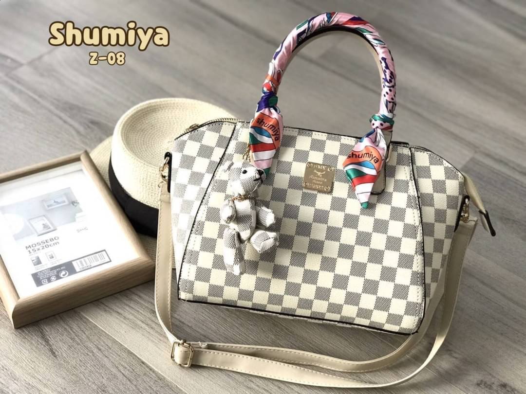 SHUMIYA BAGS พร้อมส่ง กระเป๋าหมีตาราง ทรงปีก งานเก๋มากค่ะ มาพร้อมโลโก้และผ้าผูกหูแบรนด์ shumiya !! WOW WOW ~ เอาใจแฟนคลับหมีตาราง งานมาใหม่ สวยปังทุกแบบ !!! แถมฟรีพวงกุญแจหมีน่าร๊ากก น้ำหนักเบา จุของได้เยอะ หลายช่องใช้งาน มีสายสะพายยาวให้ 1 เส้นค่ะ
