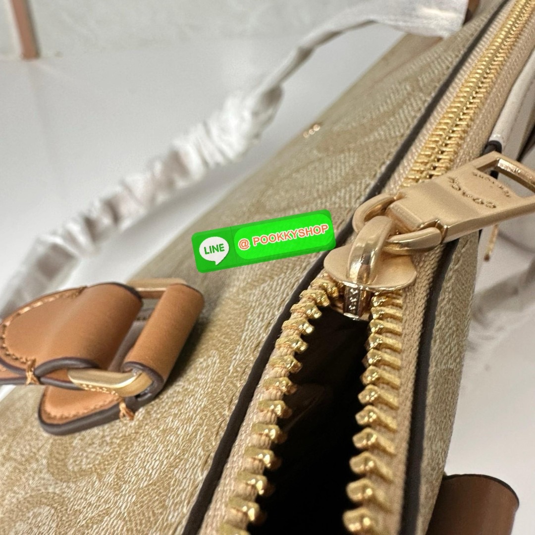 Coach Gallery Tote In Signature Canvas With Stripe (CR121) 🔖กระเป๋าทรงโท้ทใบใหญ่ ทรงช้อปปิ้ง โดดเด่นด้วยหนังตัดแทบด้านหน้า 🔖วัสดุ : หนังแคนวาสตัดหนังแท้ 🔖เปิด-ปิดด้วยซิปด้านบน ภายในโล่ง มีช่องซิป1ช่อง สามารถ ใส่แฟ้มเอกสารได้