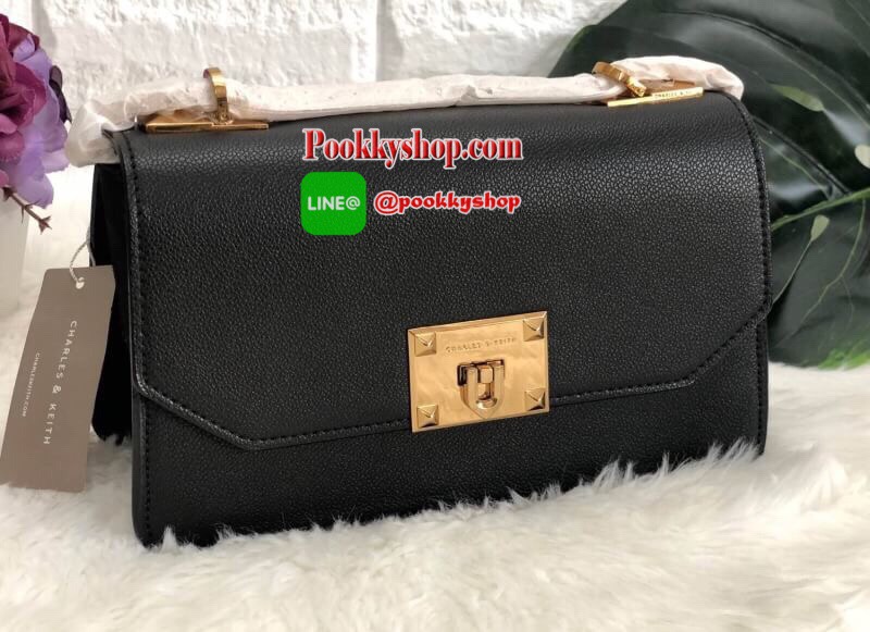 New in !!! CHARLES & KEITH CLASSIC FRONT FLAP CROSSBODY BAG ล็อตนี้อะไหล่แบบวินเทจ ใบจริงหรูมากค่ะ! กระเป๋าสะพายข้างหรือรวบสายเปลี่ยนแบบถือเก๋ๆ ก็ได้ค่ะ วัสดุหนังคาร์เวียร์ด้านตัดหนังกำมะหยี่ด้านข้างได้อย่างลงตัวสวยงาม เปิดปิดกระเป๋าแบบกดล็อคอะไหล่โลหะแบร