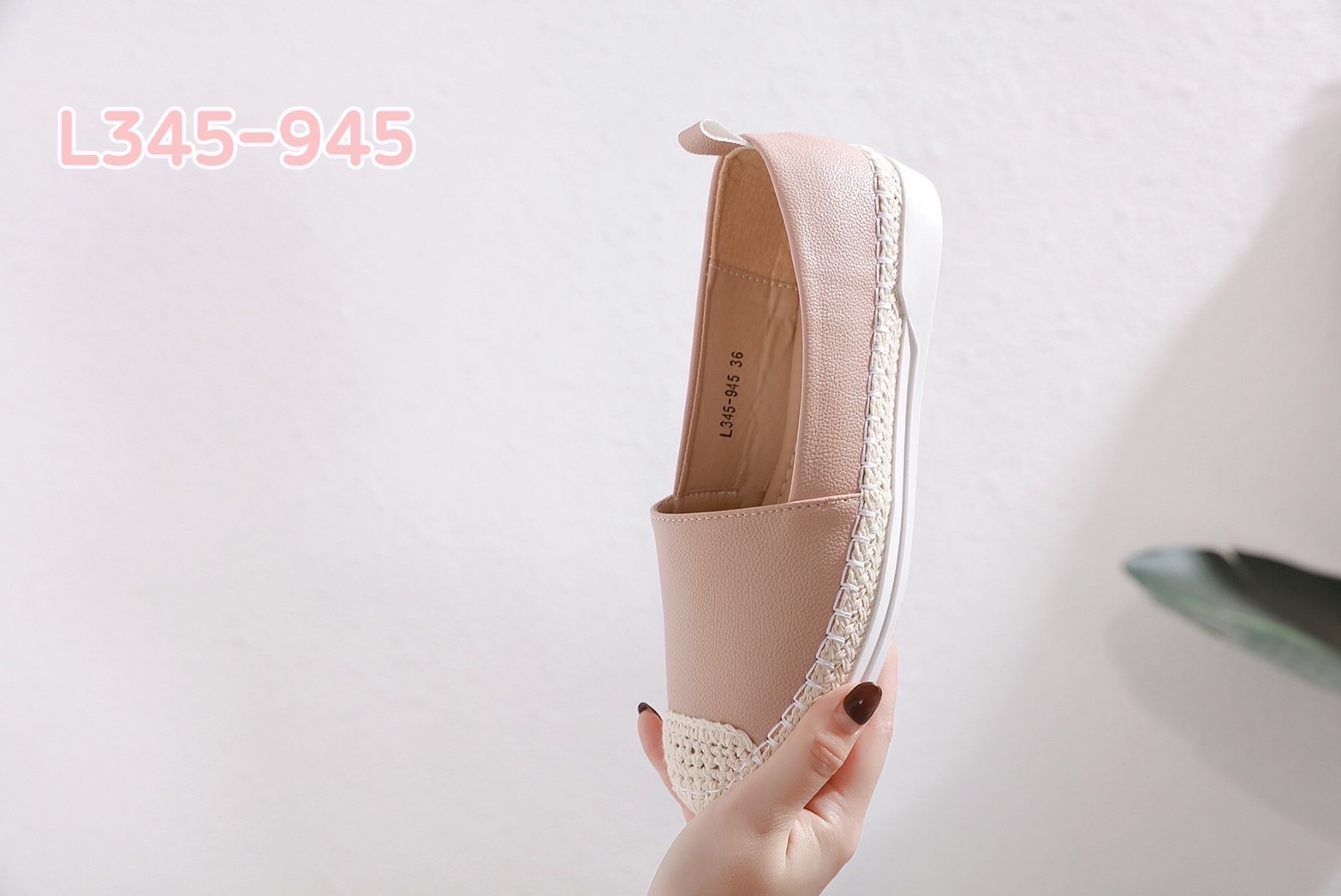 สินค้าขายดี พร้อมส่งค๊าา sport shoes รองเท้าผ้าใบ งานเรียบ พื้นนิ่มมากคะ ใส่สบายจะแมตช์กับกางเกง👖หรือกระโปรง👗ก็ได้ค่ะ แม่ค้าคอนเฟริม ห้ามพลาดเลยจ้าตัวนี้แนะนำ อย่าช้ารีบเลย