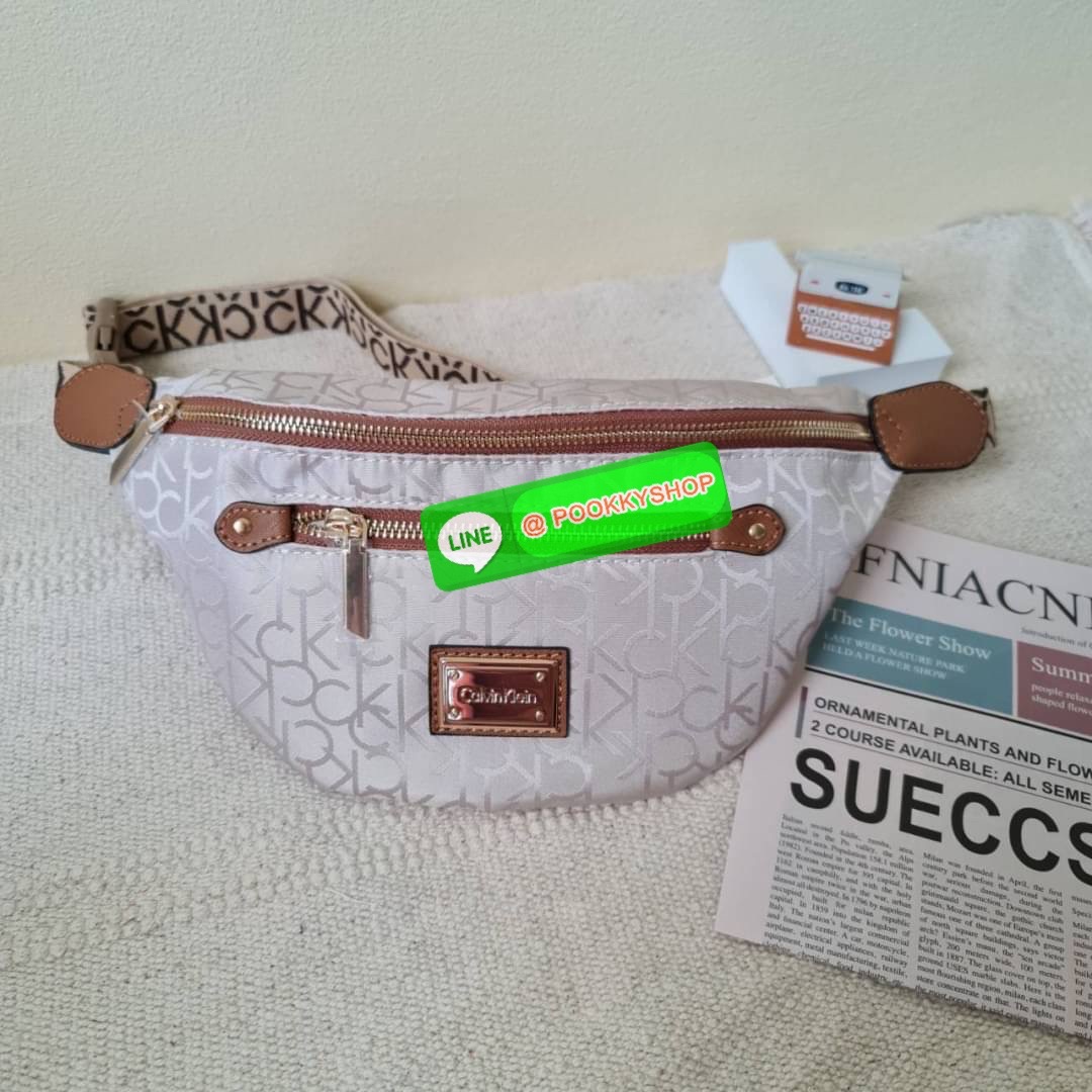 Ck คาดอก คาดเอว สุด cool มาเสิรฟ์ 3 สีสวยๆ เลย ใส่ของได้ถึง 2 ช่องด้วยกัน สายปรับระดับได้เยอะมากค่ะ