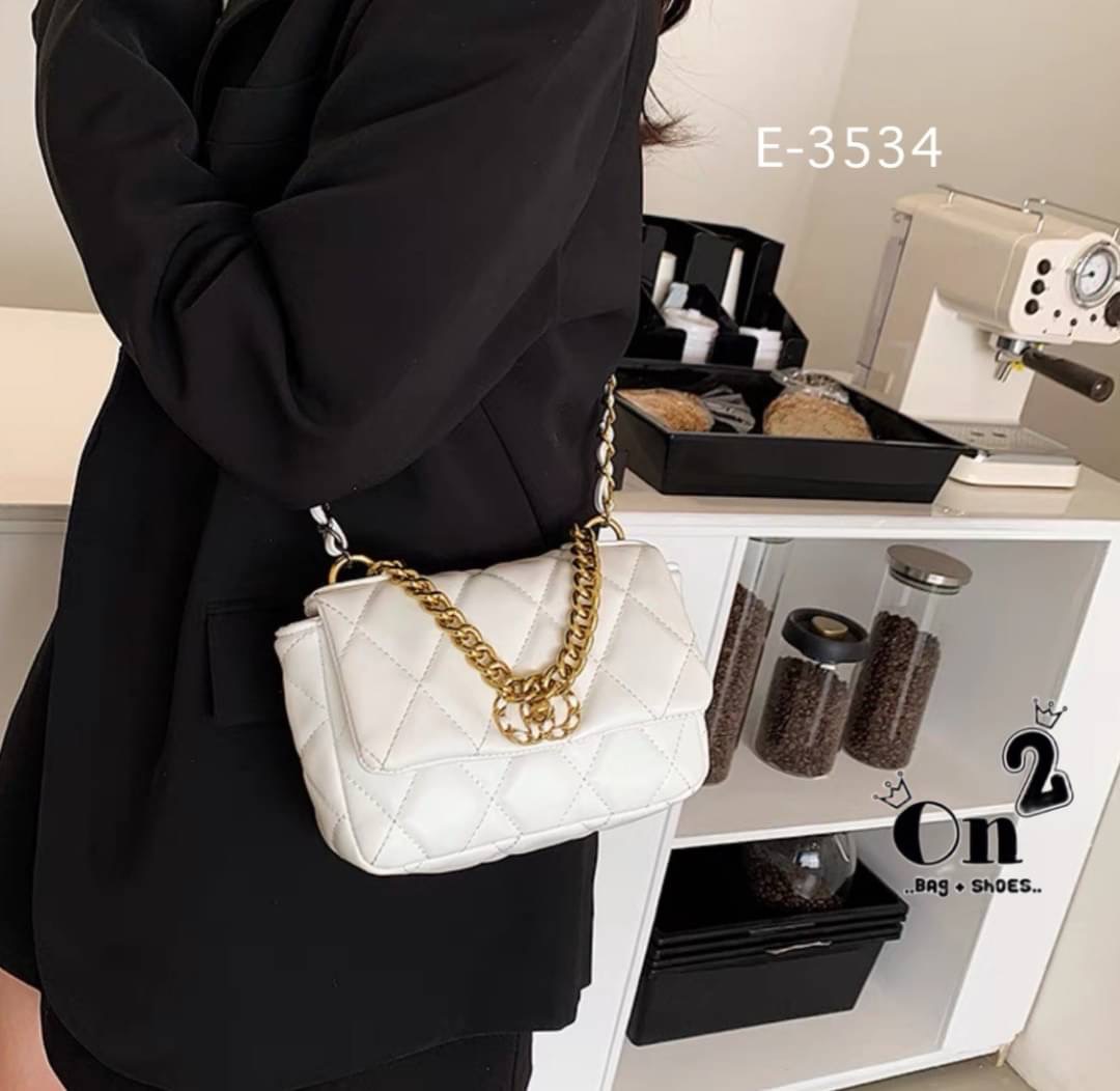 กระเป๋าสะพายไหล่ทรงชาแนล หนังpu งานนิ่ม ทรงสวย สะพายไหล่ หรือสะพายข้างก็เก๋ อะไหล่สีทอง สายโซ่ร้อยหนัง มีหนังรองบ่า สะพายแล้วไม่เจ็บบ่าจ้า