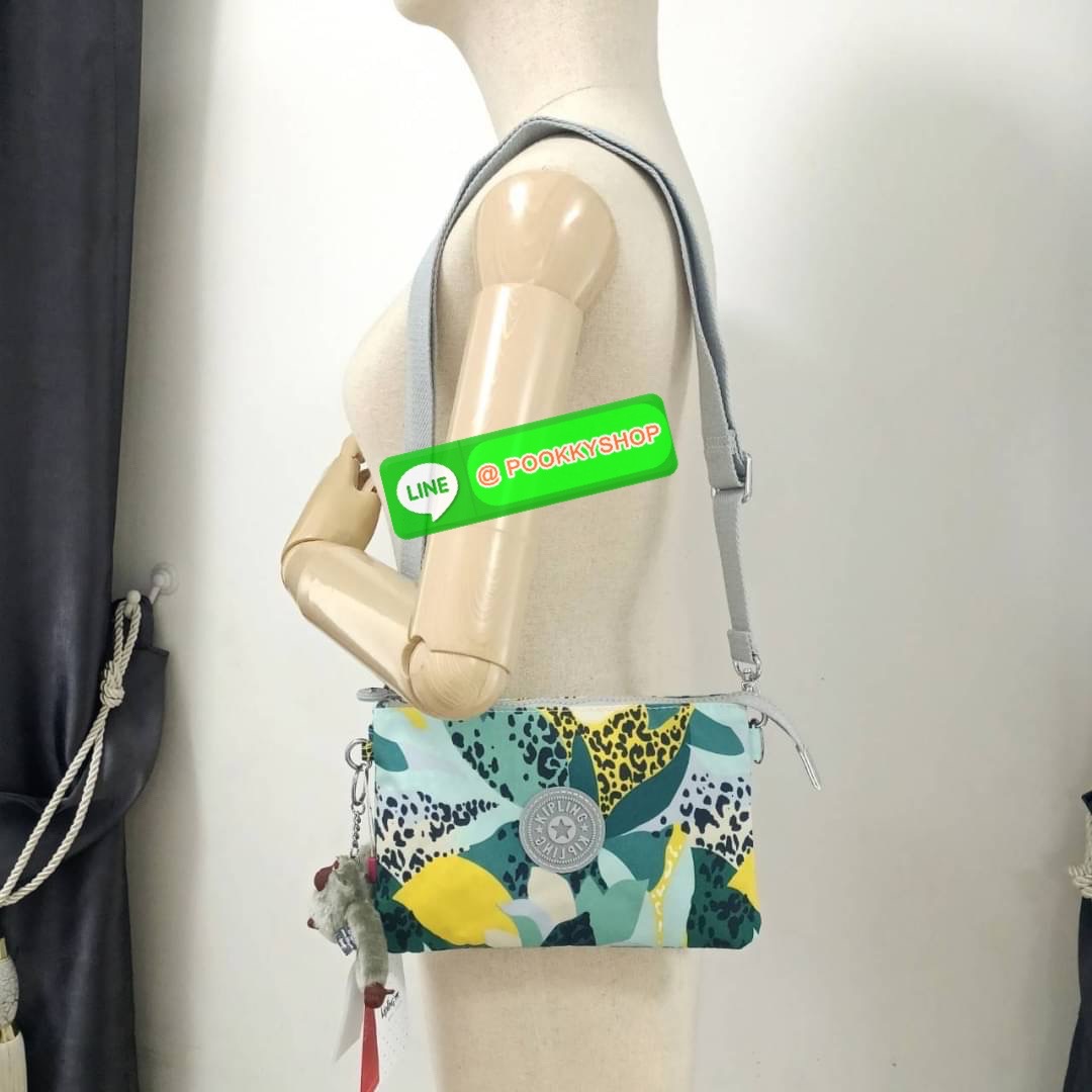 KIPLING Creativity X Crossbody Bag กระเป๋าสะพายวัสดุ Nylon&Polyester 100% ขนาดกำลังน่ารัก เปิดปิดด้วยซิป มา พร้อมพวงกุญเเจลิงน้อย ด้านในมีช่องใส่ของ2ชช่อง เพิ่มตรงกลางมีช่องซิปอีก1ช่อง มีสายคล้องพวงกุญแจ ใส่ของได้จุมาๆเลยค่ะ มีสายสะพายยาวเลื่อนปรับระดับได