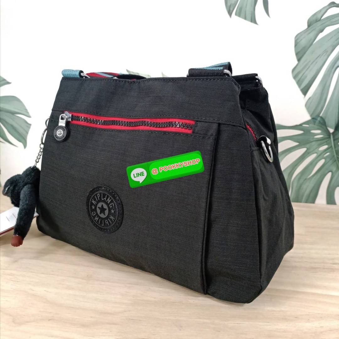 KIPLING ELISE HANDBAG กระเป๋าถือและสะพายไหล่ ขนาดกำลังพอดี จุของได้มาก มีหูจับสองสาย ถือสะดวก น้ำหนักเบา มีช่องซิป ด้านหน้า ช่อง กระเป๋าหลักเปิด-ปิดด้วยซิป มี3 ช่องว่างใส่ของได้จุมากๆ ใส่มือถือได้ กระเป๋าสตางค์ใบยาว และ เครื่องสำอางค์ได้หลายชิ้นเลยค่ะ เก็