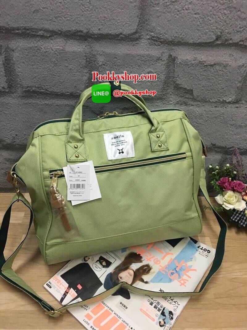 ANELLO 2 WAY POLPESTER CANVAS BOSTON BAG รุ่นใหม่ล่าสุดจากแบรนด์ที่ทุกคนรู้จัก รุ่นนี้วัสดุผ้าแคนวาสเนื้อนิ่มและน้ำหนักเบา ปากกระเป๋ามีโครงเป็นเอกลักษณ์จุดเด่น หูสูง 20 ซม. ด้านหน้ามีช่องซิปใส่ของได้ เปิดปิดด้วยซิปคู่ ภายในกว้าง ใบใหญ่ ใส่หนังสือหรือ A4 โ