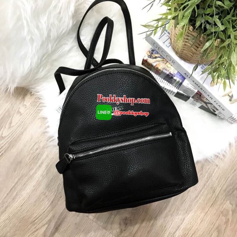 Don't Miss! GUESS WOMAN'S FACTORY BACKPACK กระเป๋าเป้ขนาดกำลังดีวัสดุหนังแกะสังเคราะห์นิ่มสวยน้ำหนักเบา มีหูหิ้วเเละสายสะพายหลังเลื่อนปรับได้ ด้านหน้ามีโลโก้และช่องซิป เปิดปิดด้วยซิปสะดวกใช้ ภายในกว้างใส่เอกสาร ipad ของใช้ได้เยอะ จะสะพายไปเรียนไ