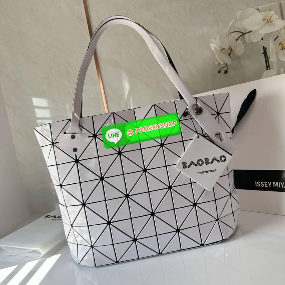 Bao bao Issey Miyake Rock Matte กระเป๋า Bao Bao ซีรีส์นี้จะเป็นทรงสี่เหลี่ยมผืนผ้าและทรงสี่เหลี่ยมจัตุรัส น้ำหนักเบา มีซิปปิดด้านบน ถือเป็นรุ่นที่เหมาะกับการใช้งานในชีวิตประจำวัน สามารถพับมุมและบริเวณด้านล่างของกระเป๋าเพื่อเพิ่มความสะดวกสบายในการใช้งาน ทั