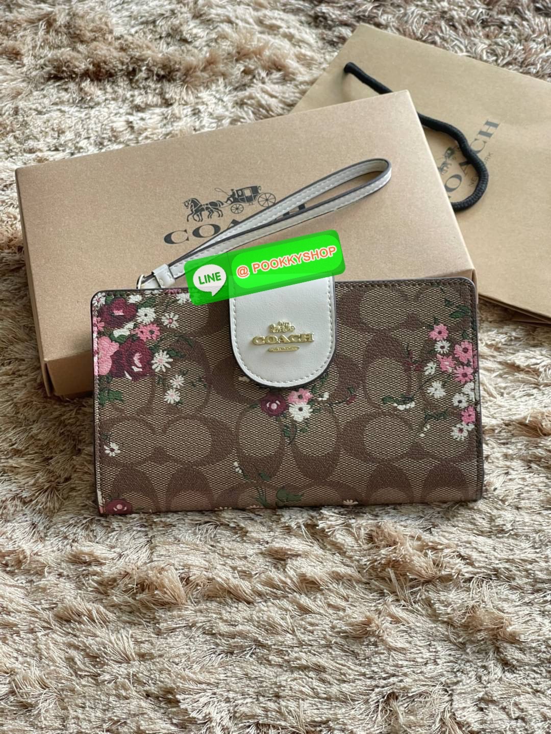 COACH TECH WALLET IN SIGNATURE CANVAS อีกหนึ่ง collection ของกระเป๋าสตางค์ที่ดีไซน์ทันสมัยให้ใช้งานได้แบบครบครัน เป็นกระเป๋าสตางค์ ที่มีช่องสำหรับใส่โทรศัพท์มือถือ ธนบัตร เหรียญ และบัตรต่าง ๆ ใช้งานแบบ2ด้าน เพิ่มความสะดวกสบายด้วยสายคล้องมือ ช่วยให้พกไปไหน