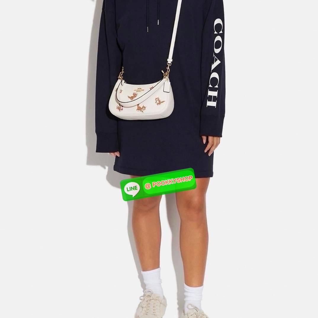 COACH TERI SHOULDER BAG WITH DANCING KITTEN PRINT🐈 Coach CC777-กระเป๋าขนาดที่น่ารักจนใจบาง 🌸✨ หนังเรียบ ชัด เพิ่มความหวานแบบมีพลัง ใช้งานง่าย หิ้วก็ได้ สะพายก็สวย สลับสายได้ 2 แบบในใบเดียว น้ำหนักเบา ฟังก์ชันครบ ถือออกงานหรือใส่ไปเด