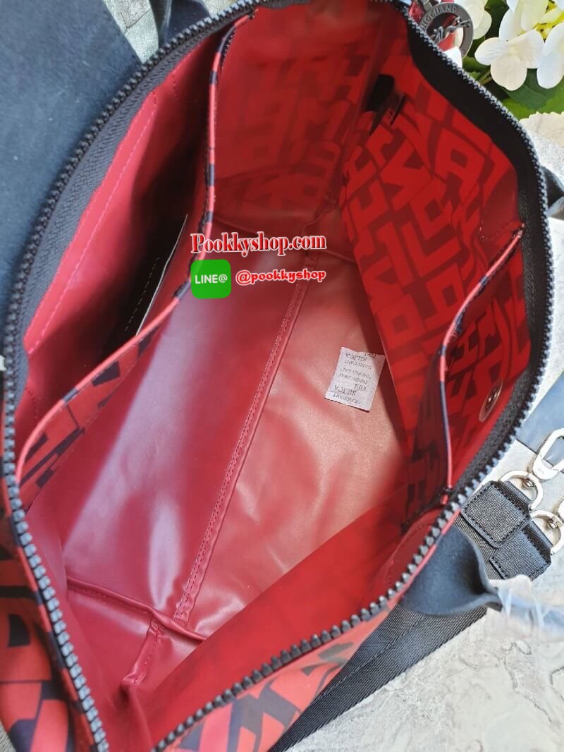 LE PLIAGE LGP TOP HANDLE BAG M รายละเอียด • วัสดุ: ผ้าใบ • อะไหล่: นิกเกิล • ตัวกระเป๋า: ผ้าใบโพลีอะไมด์เคลือบด้านใน • ตกแต่ง: หนังวัว รายละเอียดภายนอก • การปิด: ซิปและกระดุมสแน๊ป • สายสะพาย: ถอดออกได้ • ช่อง: 1 รายละเอียดภายใน • ช่องใส่ของ: 1 • จุของได้เ