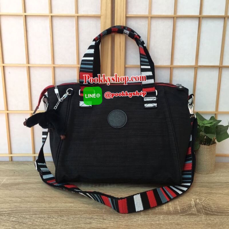 KIPLING AMIEL K15371 กระเป๋า KIPLING มาพร้อมพวงกุญเเจที่เป็นเอกลักษณ์ของเเบรนด์ เปิดปิดด้วยซิป มีสายยาว ถอดสายและปรับความยาวได้ น้ำหนักเบา ทำความสะอาดง่าย ช่องด้านในมีสายเกี่ยวกุญแจ ช่องซิปเล็กด้านใน แนะนำควรมีเลยค่า