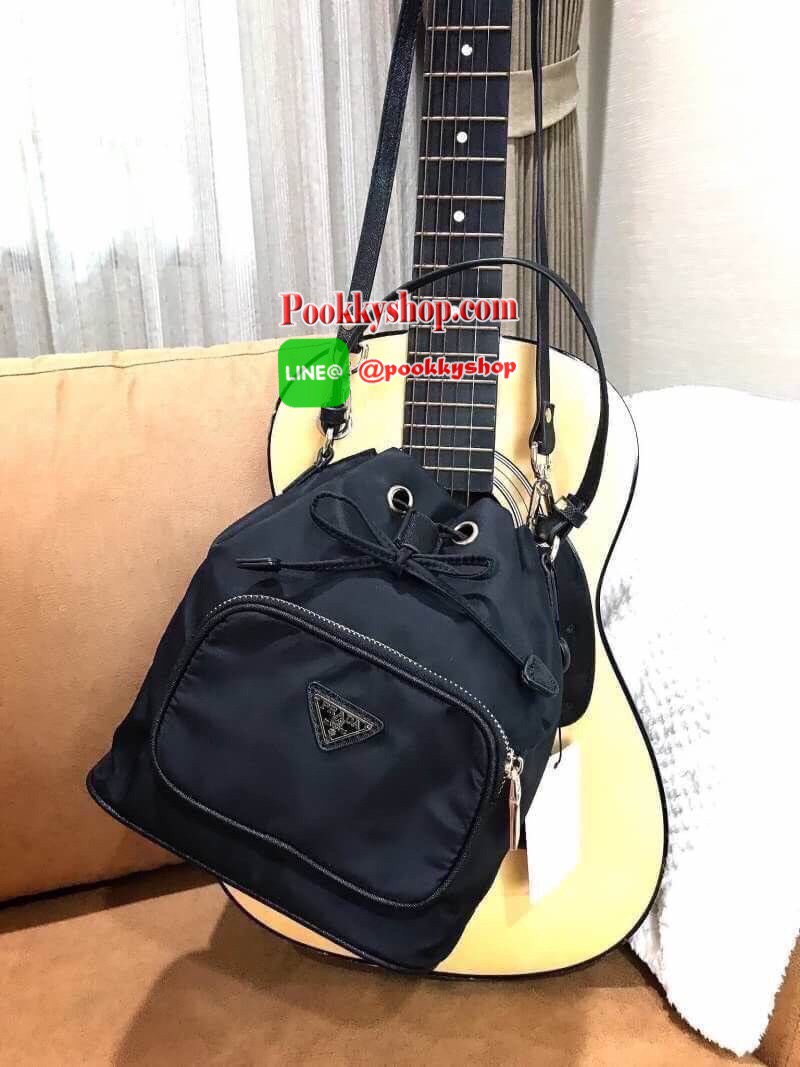 Restock รุ่นยอดนิยม! PRADA DRAWSTRING BAG WITH STRAP VIP GIFT WITH PURCHASE พรีเมี่ยมกิ้ฟจากต่างประเทศรุ่น Limited edition วัสดุ Nylon คุณภาพดีตามแบบฉบับแบรนด์ ด้านหน้าประดับโลโก้ เปิดปิดแบบหูรูด Drawstring มาพร้อมสายสะพายให้ถึง2แบบ ทั้งสายสั้นและสายยาวปร