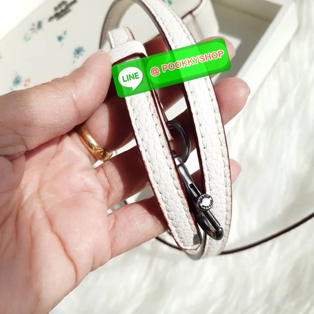 COACH 1103 KIRA CROSSBODY WITH WILDFLOWER PRINT 🏷 เป็นคอลเลคชั่นที่ฮอตมากๆอีกหนึ่ง!! รุ่นนี้ใช้ได้ถึง 2 แบบ!! กระเป๋าสะพายข้าง พร้อมสายคล้องมือ ปรับเปลี่ยนได้ไม่มีเบื่อ ดีไซน์เอกลักษณ์ลวดลายดอกไม้ ใครเห็นเป็นต้องชอบ!! วัสดุหนัง pepble สวยทนทาน ใส่