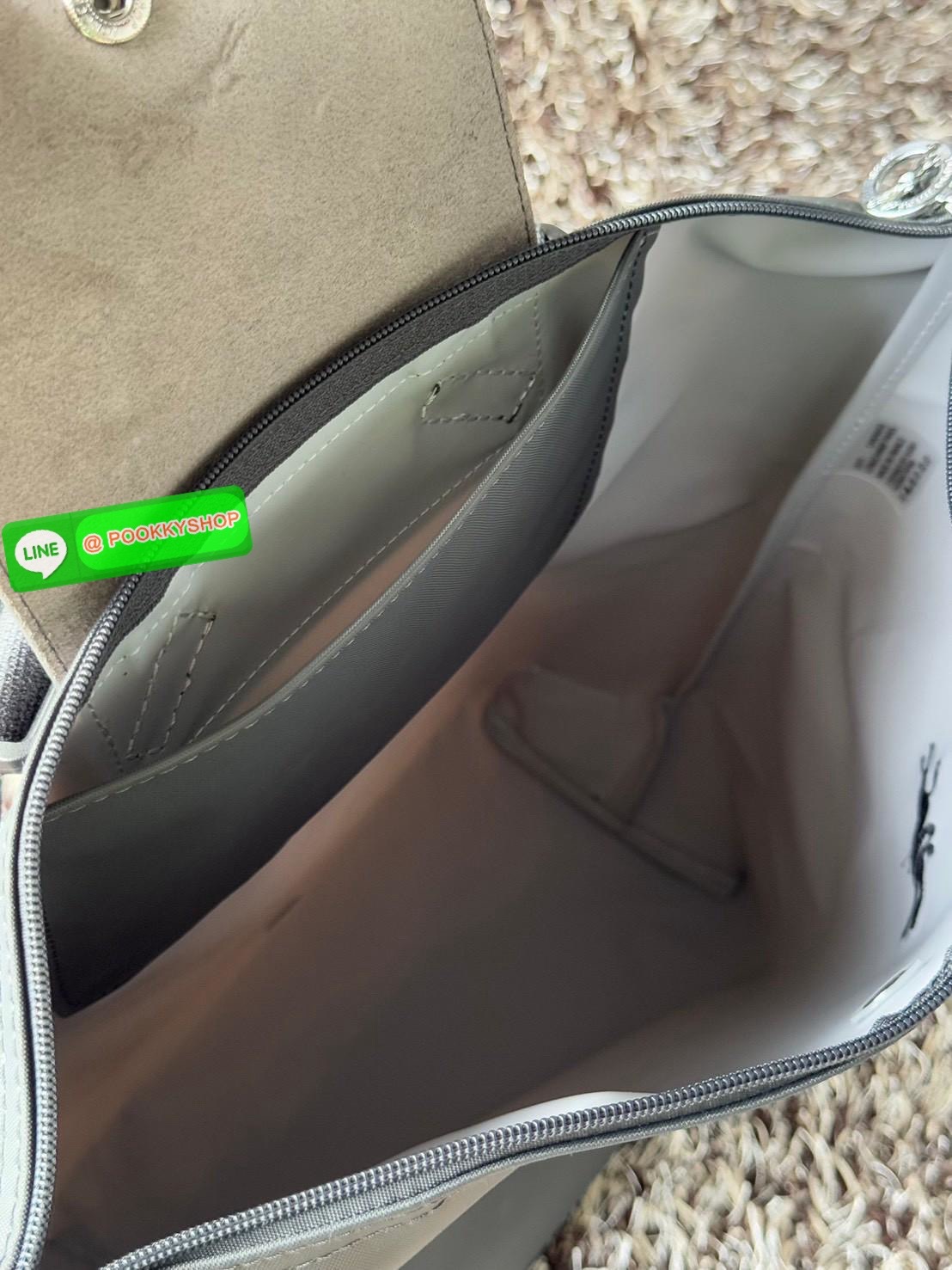 💕LONGCHAMP LE PLIAGE M BACKPACK กระเป๋าเป้น้ำหนักเบาพิเศษนี้ผลิตจากผ้าใบไนลอนรีไซเคิลที่ทนทานและพับเก็บได้ เหมาะสำหรับทุกโอกาส การออกแบบอเนกประสงค์และมีพื้นที่ภายในกว้างขวางที่สามารถเก็บแล็ปท็อปหรือโน๊ตบุ๊กได้ ในขณะที่สายสะพาย ปรับระดับได้ แมตช์ได