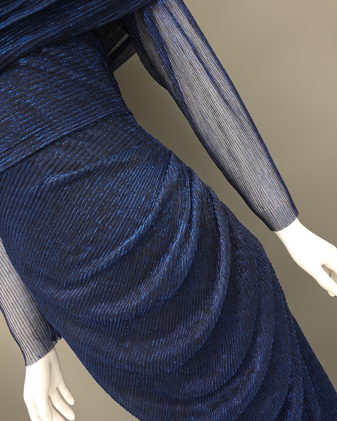 แม็กซี่เดรสเสื้อแขนยาวเปิดไหล่ กระโปรงยาว