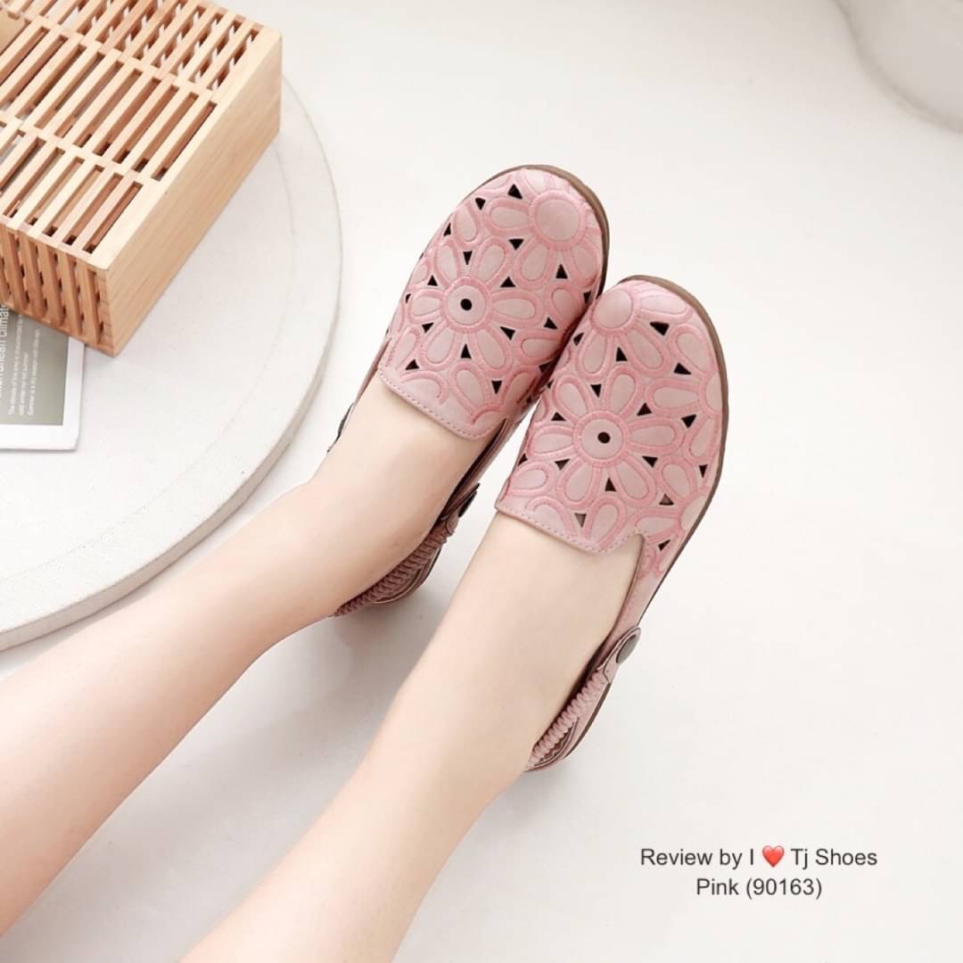 พร้อมส่งรองเท้าเพื่อสุขภาพ ที่ทั่งเกร๋ทั้งน่ารักสุดๆ รองเท้ารุ่นนี้เป็นงานสั่งทำพิเศษ หนังนิ้มนิ่ม ฉลุลายน่ารักๆ มีรูระบายอากาศใส่แล้วเท้าไม่อับ สายยางยืดปรับขึ้นลงได้ ใส่ได้ 2 แบบ น้ำหนักเบา ใส่นุ่มเดินทั้งวันได้สบายมากๆ ส้นยางเกรดพรีเมี่ยมอย่างดี แมทกับ