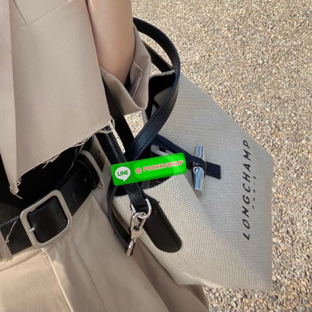 พร้อมส่งที่ไทยอีกครั้ง Longchamp Roseau Bucket Bag S กระเป๋ารุ่นถังไซส์มินิ ที่ขายดีที่สุดในตอนนี้ ตัวกระเป๋าทำจากผ้าแคนวาสเนื้อดี คาดด้วยหนังสีดำ ใบนี้เปิดปิดด้วยตัวคาดยึดด้วยอะไหล่สีเงิน ด้านในใส่ไอแพดมินิ กระเป๋าสตางค์ยาวได้ พร้อมกับหนังรองฐาน สามารถวา