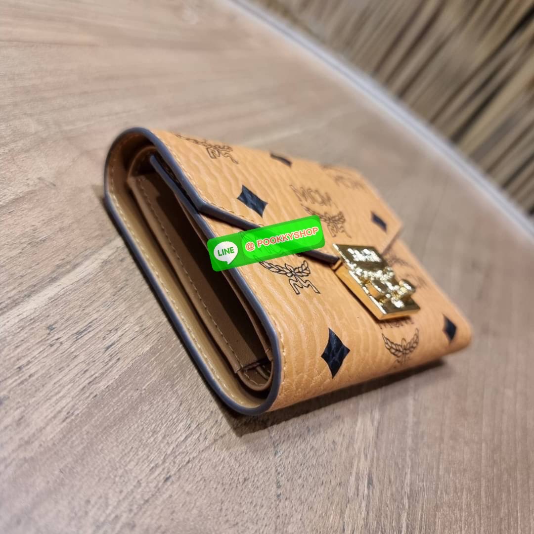 MCM PATRICIA THREE-FOLD WALLET IN VISETOS ดีไซน์ใหม่ กระเป๋าสตางค์ใบเล็ก รุ่นฝาพับ unisex ใช้ได้ทั้งหนุ่มๆและสาวๆน้า ใช้งานง่าย ด้วยกระดุมโลโก้ พกพาง่าย วัสดุหนังแคนวาสคุณภาพดี ภายในเป็นหนังแท้ นิ่ม สวย ใส่บัตรได้เยอะ ใส่ธนบัตรได้ทุกชนิด👍👍