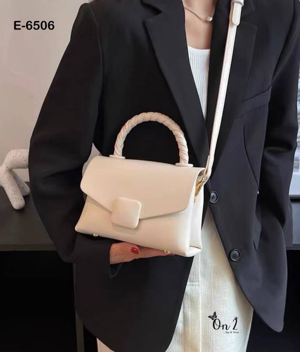 New arrivals รุ่นยอดฮิตที่ทุกคนต้องมีสีพื้น มีความคลาสสิค เรียบ แพงไม่ตะโกน สายปรับ สั้น/ คลอสบอดี้ได้ค่ะ จุได้ครบ พร้อมส่ง. ต้องจัดเลยค้า