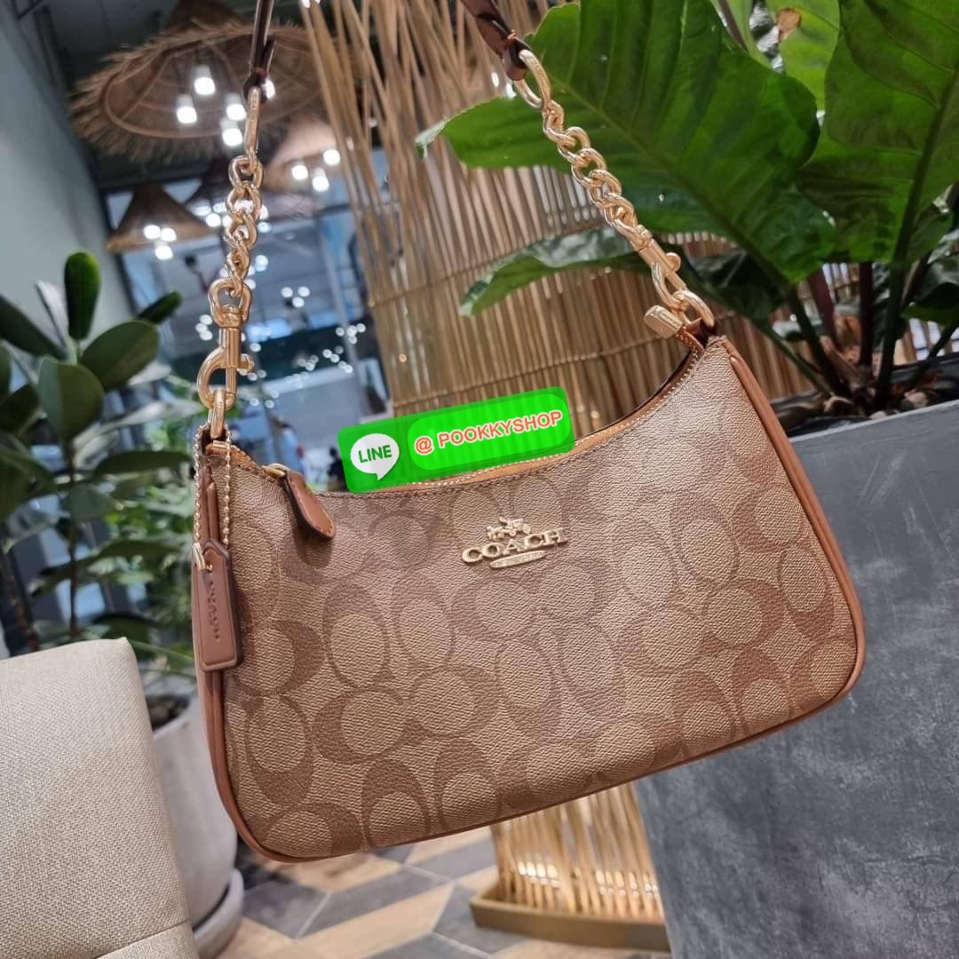COACH CA548 TERI SHOULDER BAG IN SIGNATURE CANVAS คอลเลคชั่นใหม่ล่าสุด ที่สาวๆรอคอย กระเป๋าสะพายไหล่กึ่งทรงพอช พร้อมเสิร์ฟความสวยถึงบ้านไปเลยก่อนใคร แบบไม่ต้องพรีฯ ด้วยดีไซน์คลาสสิคที่แอบแฝงความเรียบหรู มาพร้อมสายสะพาย 2 เส้น เป็นสายโซ่คล้องแขนและสายสะพาย