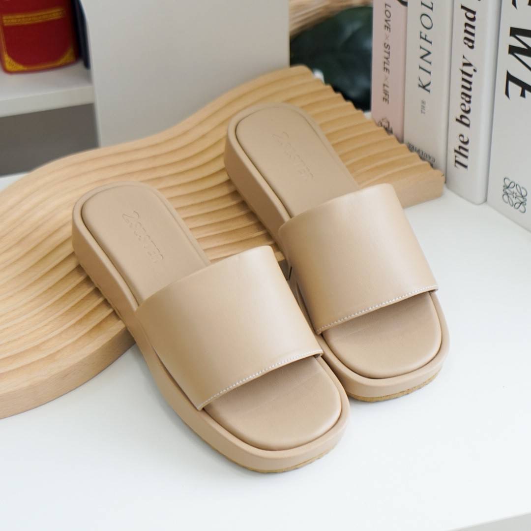 เปิดตัวน้องใหม่ รุ่นมัฟฟิน~ รองเท้างานคุณภาพ นุ่ม น้ำหนักเบา ใส่สบายสุดๆ ตัวส้นหนา1นิ้ว พื้นด้านล่างเป็นผิวลายมะกรูดกันลื่นอย่างดี งานหนังนุ่มมากๆ รับประกันความสบายค๊า