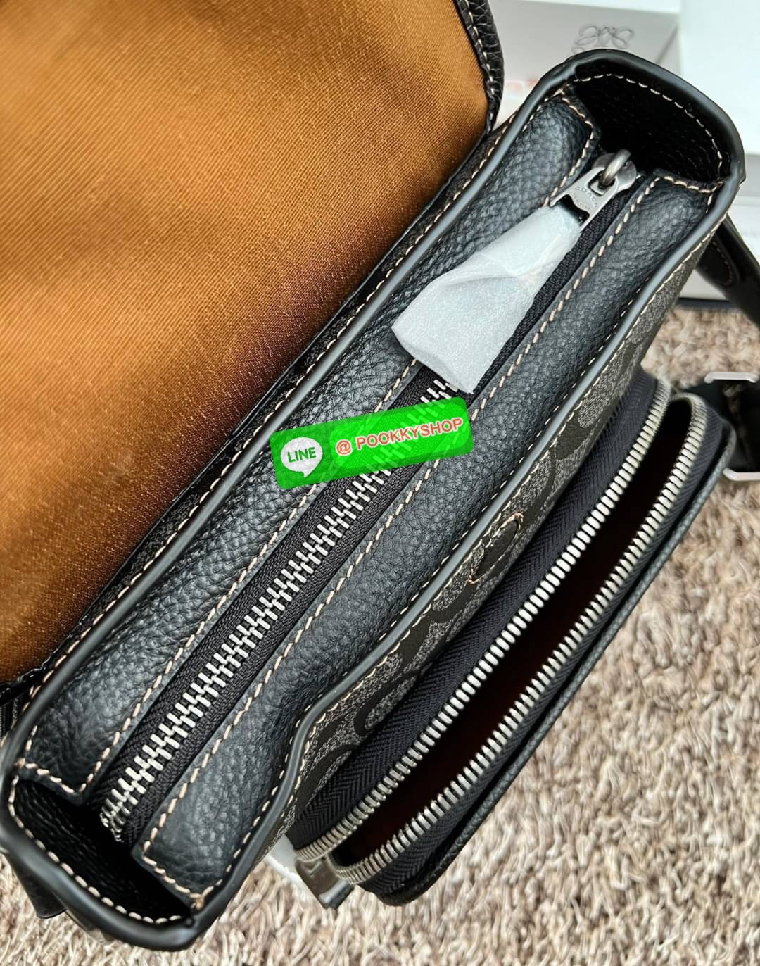 NEW IN! COACH SULLIVAN FLAP CROSSBODY IN BLOCKED SIGNATURE ((CC032)) พร้อมส่ง! รุ่นที่หนุ่มๆถามถึงกันเข้ามา กับกระเป๋าสะพายแบบครอสบอดี้ร์ หนังแท้อย่างดี สวยมากๆ สามารถพกพาไปได้กับทุกๆวัน 🌟รุ่นนี้ห้อยพวงแบรนด์ด้านข้างมาให้2พวงค่ะ ด้านหน้ามีข่องซิปห