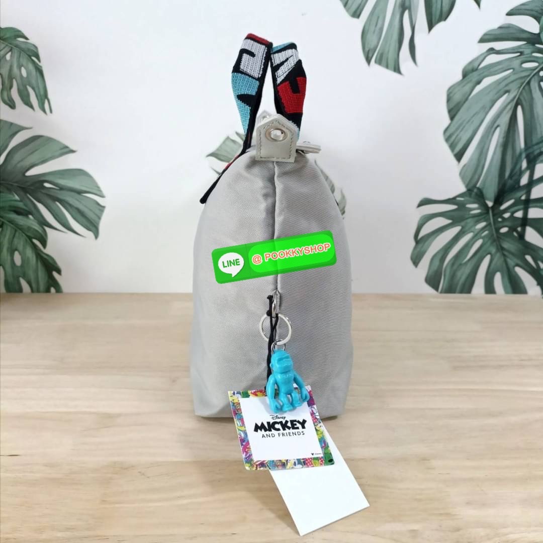 Kipling KALA Mini Disney's Mickey Mouse Handbag กระเป๋าถือหรือสะพาย วัสดุ Polyamide+Polyester รุ่นใหม่ล่าสุด Collection Mickey's ลายน่ารัก ผิวสัมผัสนุ่ม ลื่น พร้อมตัวการ์ตูน Mickey Mouse ไหมพรม ตกแต่งด้านหน้า ช่องหลักโล่งกว้าง พร้อมช่องแยกด้านข้