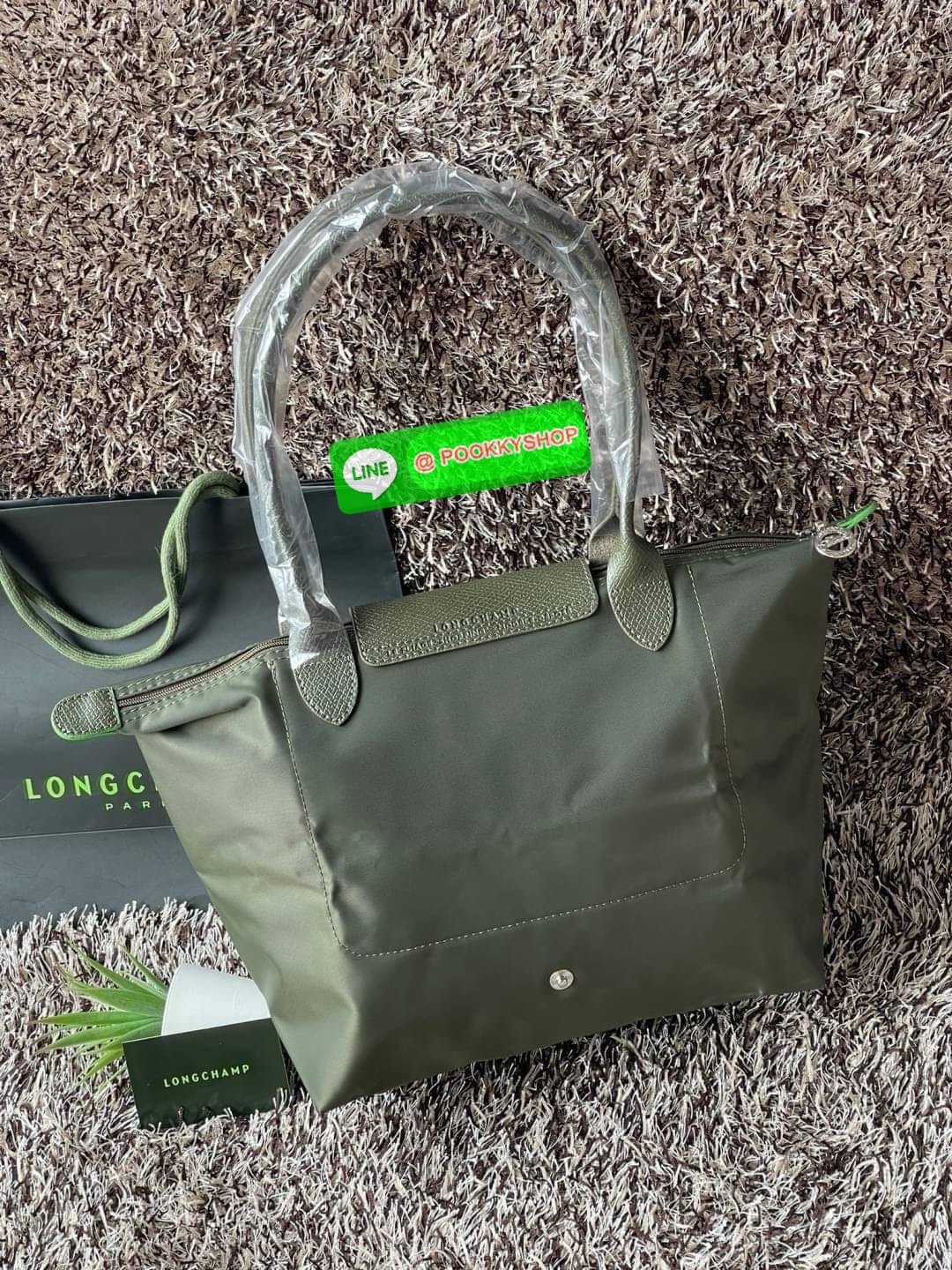 LONGCHAMP LE PLIAGE GREEN Shoulder bag S กระเป๋าใบนี้ดึงดูดใจคุณด้วยรูปทรงมินิมอลและกะทัดรัด หูกระเป๋าที่ยาวช่วยให้คุณสะพายไหล่ได้อย่างสบาย การปิดด้วยซิปช่วยให้มั่นใจได้ว่าสิ่งของทั้งหมดของคุณปลอดภัย Longchamp ดึงแรงบันดาลใจจาก origami สร้าง LE Pliage Gre