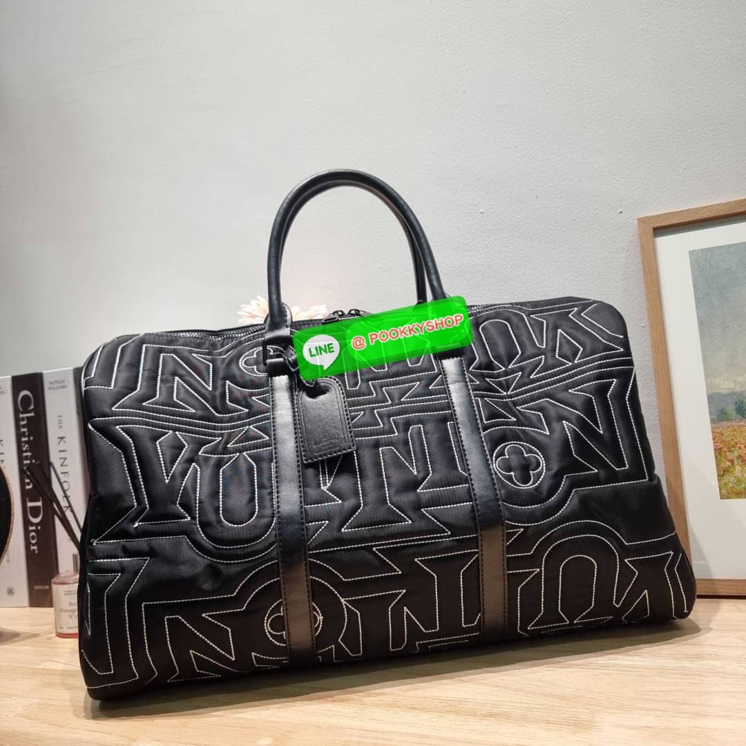 NEW IN LV KEEPALL SNOW BAG ใหม่ล่าสุดกับเวอร์ชั่นใหม่ สไตล์สปอร์ต กระเป๋าเดินทางสุดคลาสสิค ทึ่ใครๆก็เฝ้ารอ ไอเท็มที่จะทำให้การเดินทางไม่ธรรมดาอีกต่อไป ด้วยดีเทลความเป็นเอกลักษณ์ เรียบแต่หรู ดีไซน์ลายปักความเป็นเอกลักษณ์ผสาน ลวดลายโมโนแกรมฟลาวเวอร์ ลงบนผ้า
