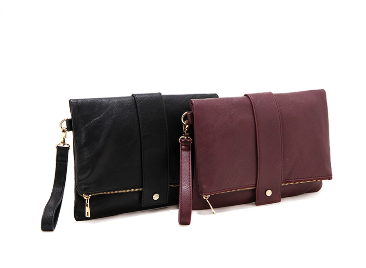 กระเป๋าหนังคลัชมือ Clutch แบรนด์ Forever21 หนังมีTexture ในตัว เนื้อหรูมากคะ ติดแท็คForever 21 ด้านใน ช่องใส่ของซิบใหญ่ 1 ด้านในมีซิปแบ่ง 1 ช่องแบ่งใส่ของ2ช่อง