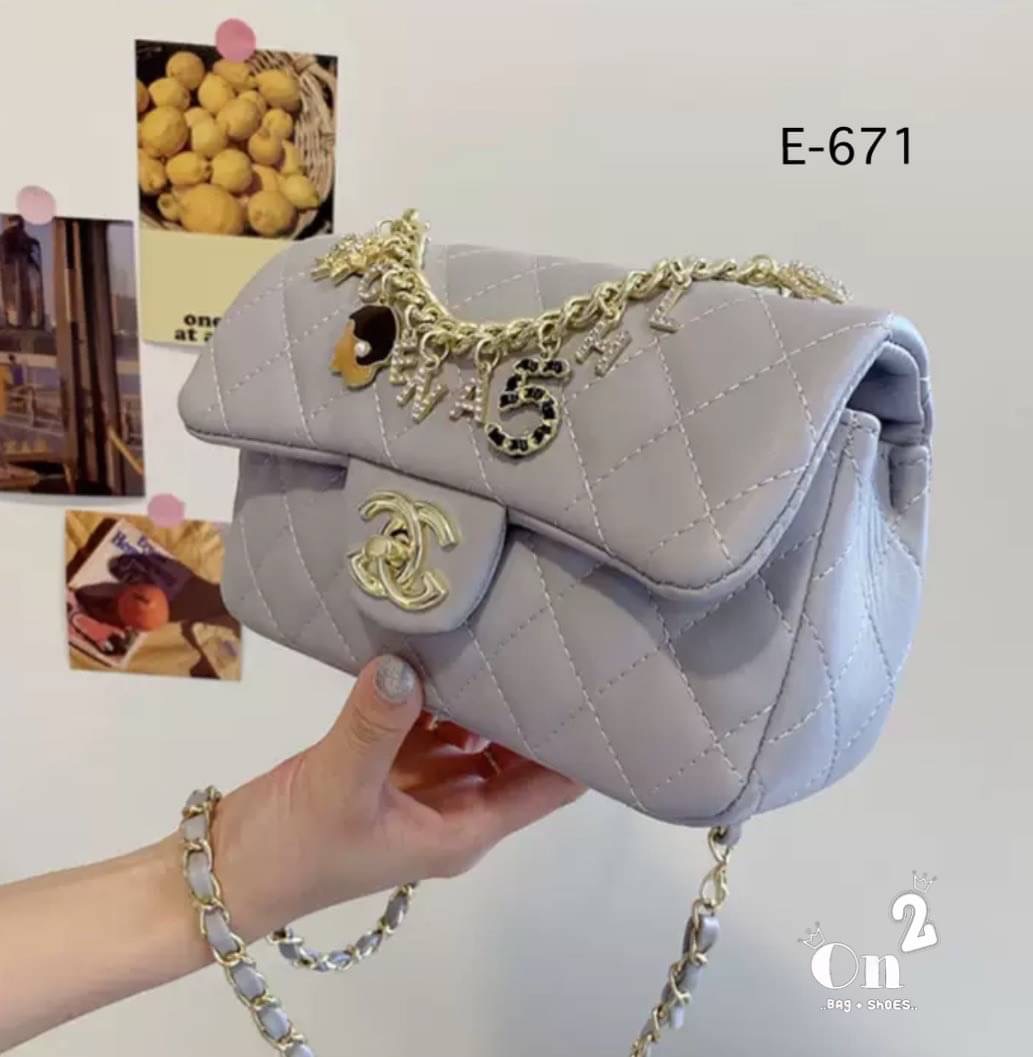 กระเป๋าสะพายชาแนล ทรงคลาสสิคเปิดหน้าอะไหล่สีทอง งานสไตล์แบรนด์ สายสะพายยาวครอสบอดี้ได้ค่ะ พร้อมส่ง 5 สีค่ะ