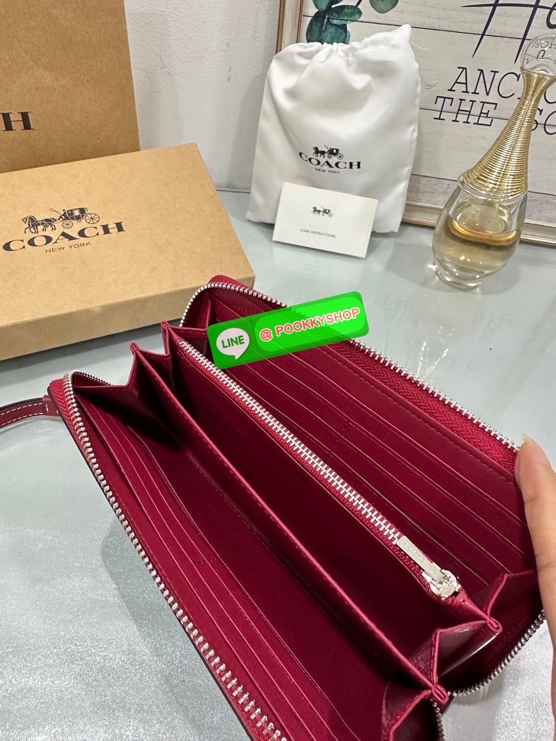 🌼 COACH LONG ZIP WALLET IN SIGNATURE CANVAS WITH COUNTRY FLORAL 🌼 ดีไซน์: ลายซิกเนเจอร์พื้นสีดำเทา เรียบหรูคลาสสิก แต่งลายดอกไม้ป่าโทนม่วง-แดงเล็กน่ารักแบบ country girl style! ขอบกระเป๋าตัดด้วยหนังสีแดงเบอร์กันดี เพิ่มเสน่ห์ให้ดูโดดเด่นแบบ