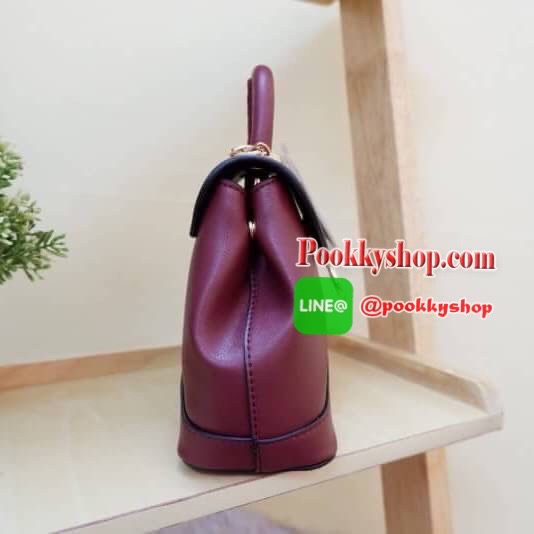 Lyn กระเป๋าหิ้วมาพร้อมสายสะพาย ขนาดกลางๆไม่เล็กไม่ใหญ่ ดีไซน์สวยน่ารัก ด้านในมีป้ายโลหะปั๊มแบรนด์ ใต้กระเป๋ามีหมุดรองทั้ง 4 มุม รูปทรงสวยเก๋ขนาดนี้ ไม่มีไม่ได้นะคะ