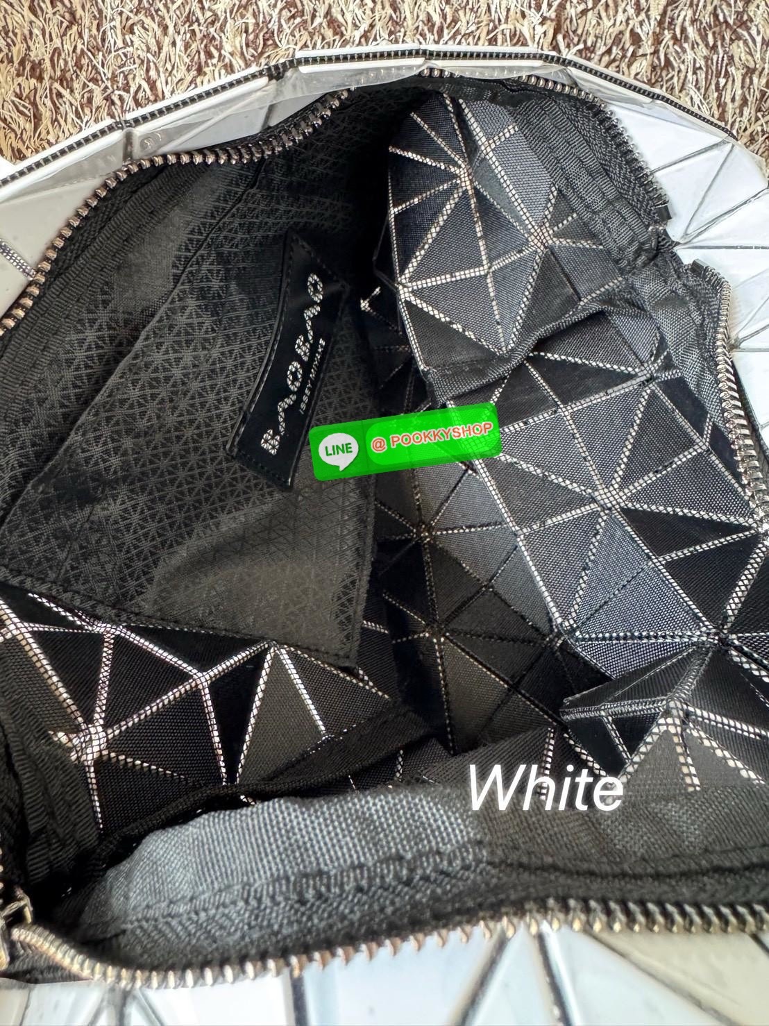 Baobao Issey Miyake Large Baguette เป็นกระเป๋าที่ดูมีมิติและสวยงามด้วยรูปทรงของมัน ซึ่งหูกระเป๋าจะมีความกว้างขึ้นไหล่ได้ได้แบบสบายๆ ใส่ของได้เยอะ ปากกระเป๋ามีช่องซิป ด้านในมีช่องใส่ของเพิ่ม สะดวกสบายพกพาไปได้ทุกที่ รูปทรงกนฃระเป๋าทำให้ดูเรียบง่ายยิ่งขึ้น