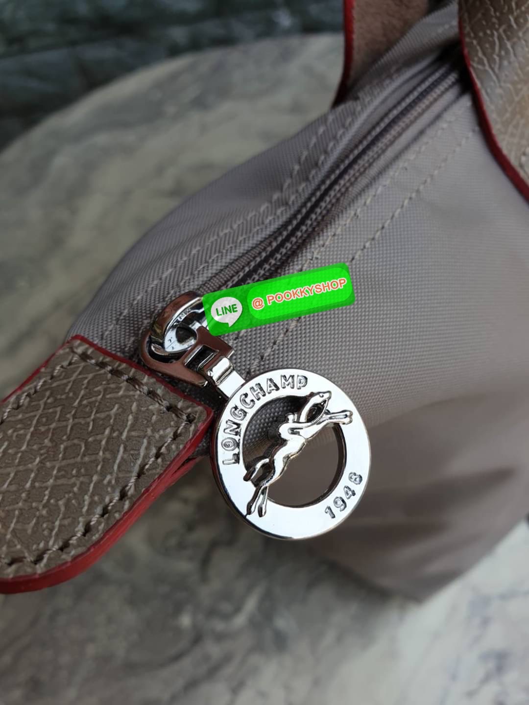 Longchamp Le Pliage Club Tote Bag Size S หูยาว วัสดุเนื้อผ้า Nylon Canvas เคลือบกันนำ้ ตัดด้วยหนังแท้ที่มีน้ำหนักเบา ดีไซน์เรียบง่ายแต่เต็มไปด้วยความคลาสสิก จนเป็นที่ชื่นชอบไปทั่วโลก Longchamp ปรับโฉม LE PLIAGE ด้วยการปักลายรูปม้า-ตราสัญลักษณ์ของแบรนด์บนผ