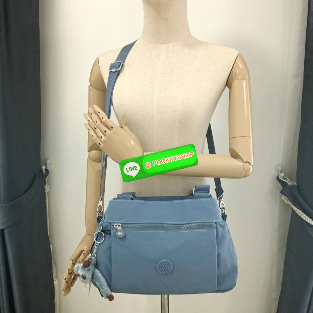 Kipling Damen Orelie Henkeltasche handbag กระเป๋าถือหรือสะพาย ขนาดกลาง วัสดุ Nylon 100% หูถือสูง 7 นิ้ว สายสะพายยาว 126ซม. มีช่องแยกใช้งานหลายช่อง ประกอบด้วย -ด้านหน้า ช่องซิปลึกถึงฐานกระเป๋า -ด้านหลัง ช่องซิปลึกถึงฐานกระเป๋า -ช่องใช้งานหลักด้านใน 3 ช่อง